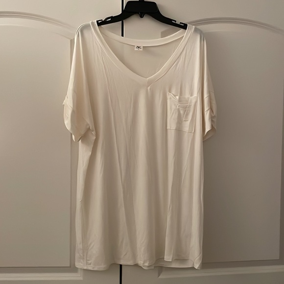 NEW Prep Obsessed ABSOLUTE FAVORITE V-NECK T IN WHITE - Picture 6 of 8